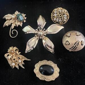 Vintage unsigned, large gold tone, brooch lot of six
